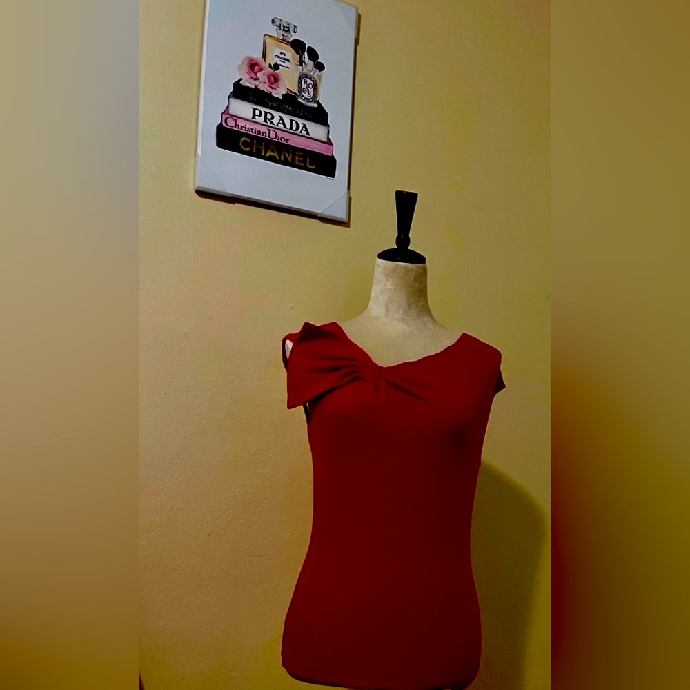 Valentino cashmere red color size small very elegant whit a bow design